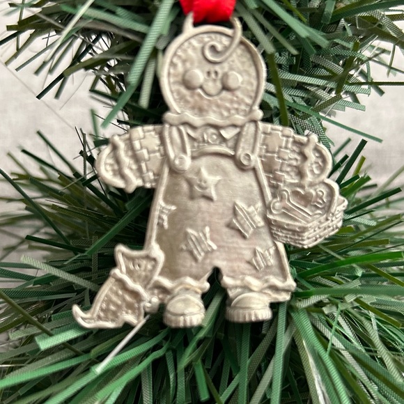 Longaberger pewter gingerbread boy. Roger. VG vintage condition. Approx 2" - Picture 3 of 4